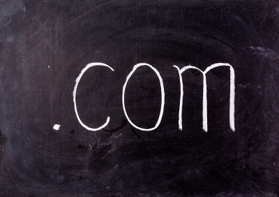 字母“COM”在黑板上