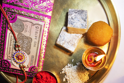 特写Rakhi保持在一个装饰塔利在Rakshabandhan的场合