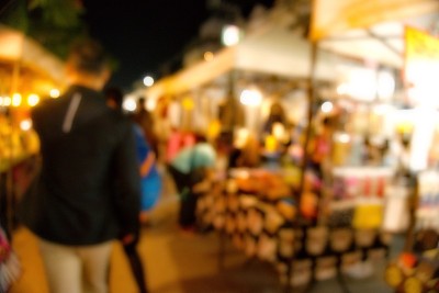 模糊图像的街头食品夜市在街道上，用作背景。