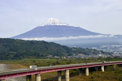 深秋的富士山和高速公路