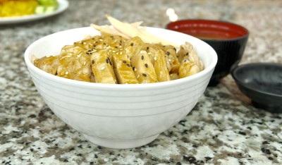 香喷喷的芝麻烧鸡饭