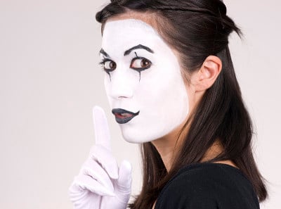美丽的黑发女人戏剧表演哑剧舞蹈白色