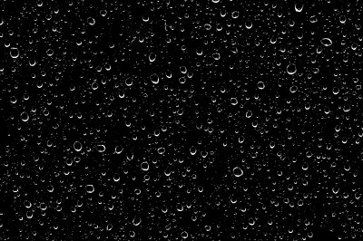 水滴在黑色透明玻璃上。