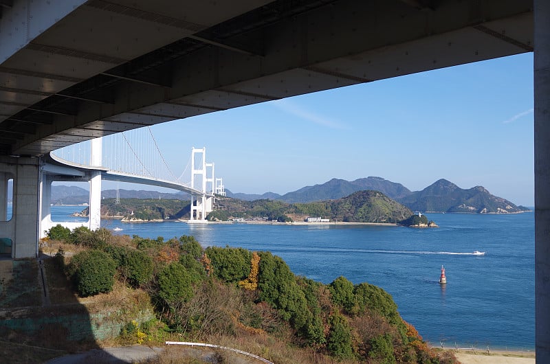 日本濑户内海黑岛- kaiky桥(岛见海道)