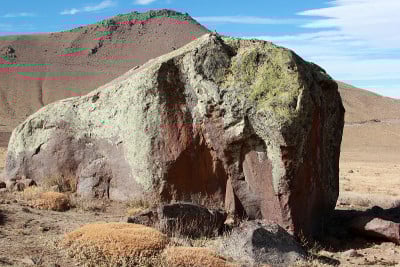 草原景观和大岩石。火山槽。
