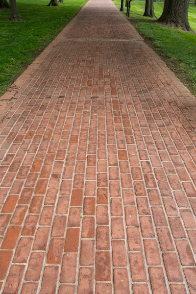 沿着红砖路走
