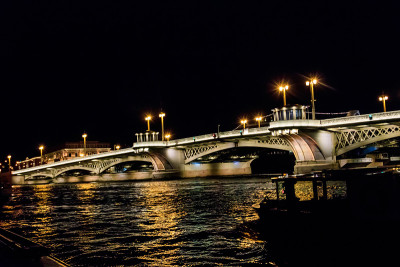 报喜桥横跨涅瓦河在圣彼得堡，俄罗斯。夜景