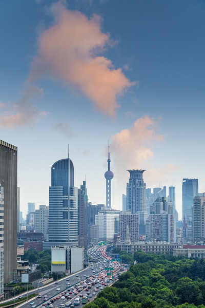 黄昏时分的上海城市景观