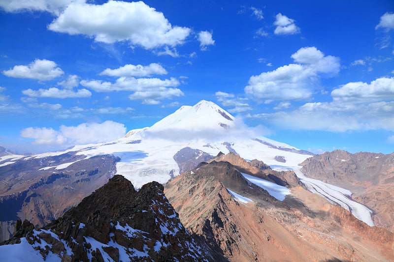 厄尔布鲁士山的山。从东方看