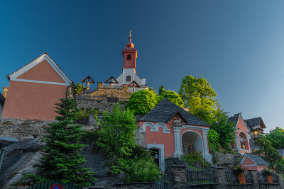 在夏天的早晨，Kalvarienbergkirche教堂有许多小教堂