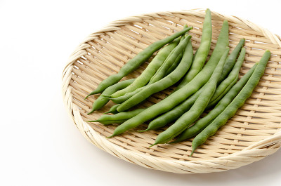竹筛上青豆，白底