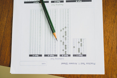 试卷和铅笔放在学生书桌上
