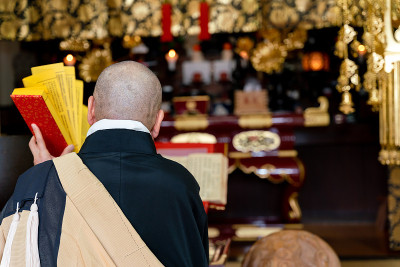 日本和尚在寺庙里祈祷