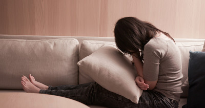 女人在沙发上感到沮丧