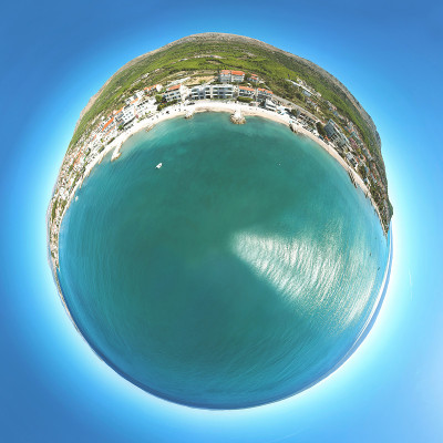 绿松石海滨的斯普利特村的景色，旅游职业度假酒店海岸线在达尔马提亚，克罗地亚。360全景摄影。