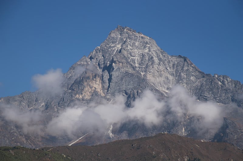 Khumbila山或Khumbu山(5761米)，位于尼泊尔北部的Khumbu地区，位于Sagarm