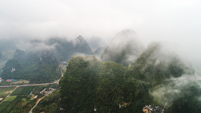 云景和丘陵的鸟瞰图