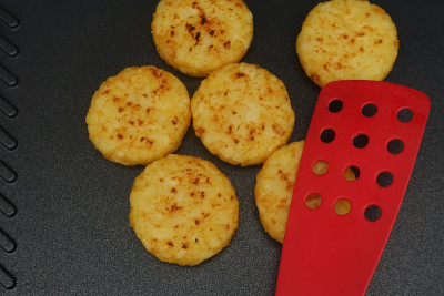 土豆煎饼加洋葱放在铁板上保温