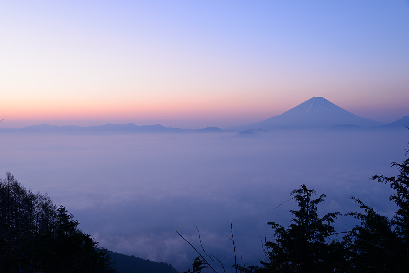 黎明时分的富士山和一片云彩