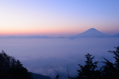 黎明时分的富士山和一片云彩