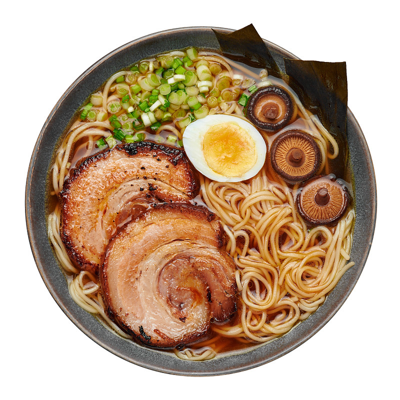 灰白色的碗里孤立着一个烧鱼拉面。日本料理肉面汤配茶树肉。亚洲食品。俯视图
