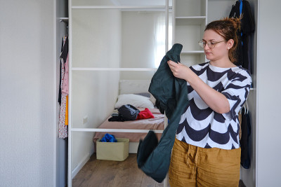 搬家后在新衣柜里挂衣服的女人