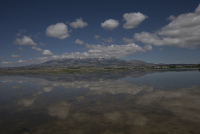 阿迪切瓦兹村，山映湖