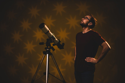 用望远镜看星星的业余天文学家。天文学和占星学的概念。