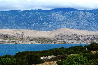 美丽的克罗地亚海岸，帕格岛和Velebit山的风景