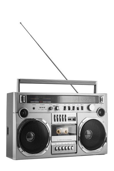 20世纪80年代银色复古收音机扬声器与天线隔离在白色背景