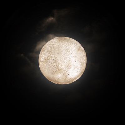 超级满月在多云的夜空。满月在和平宁静的自然背景，户外在夜间。