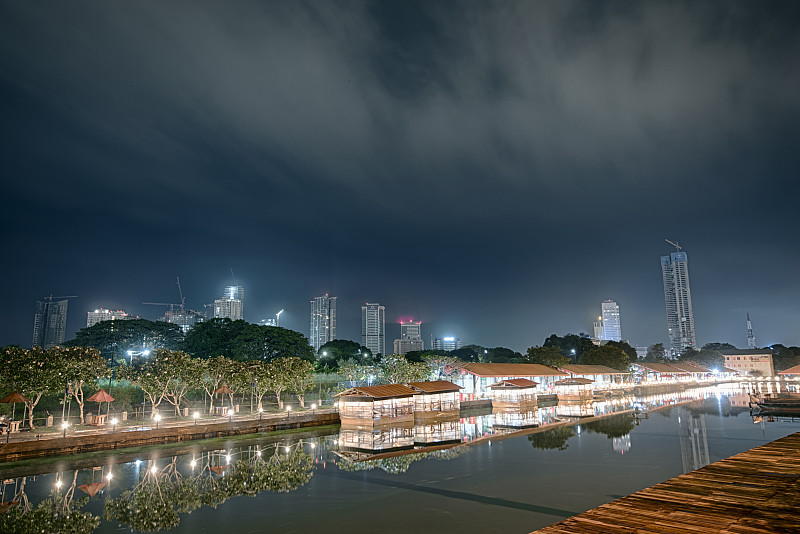 斯里兰卡科伦坡的夜市和摩天大楼从堡垒