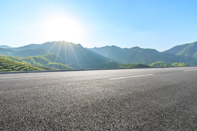 乡村高速公路和青山绿水的自然景观