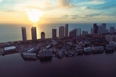 鸟瞰图日出在阳光群岛海滩，迈阿密，美国。伟大的景观。假期旅行。热带旅行。