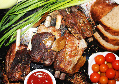用香料炸骨头上的肉