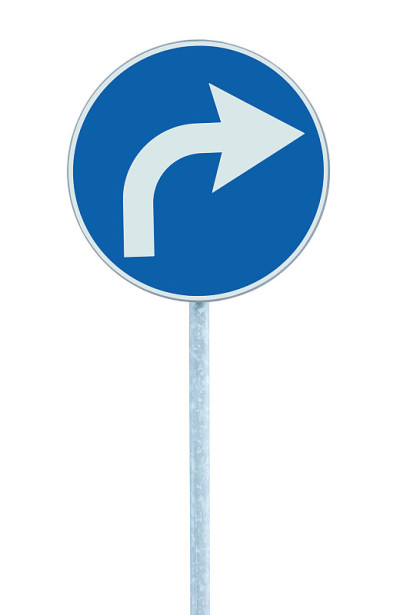 右转前方道路标志，蓝色圆形孤立的路边交通标志，白色箭头图标框架，灰色杆子柱，垂直特写