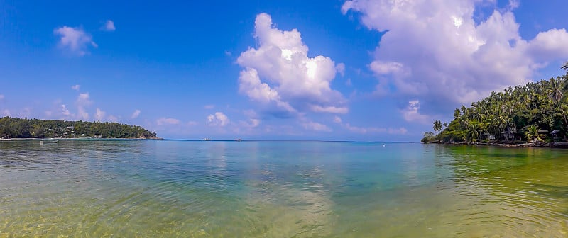 海和云的美丽背景在Haad沙拉海滩椰子树，泰国素拉他尼。