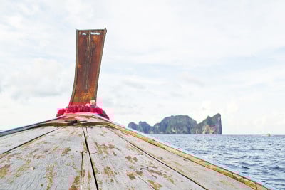 泰国海上有装饰船头的长尾船