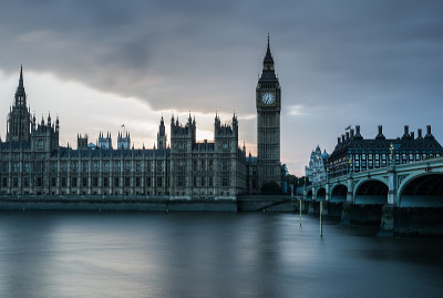 英国伦敦，威斯敏斯特大教堂和伦敦天际线上的大本钟