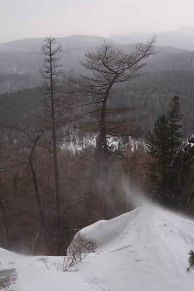 美丽的冬天土地scape。山脉。Reserve。暴雪。冬天的景色真美。山。保护区。暴风雪