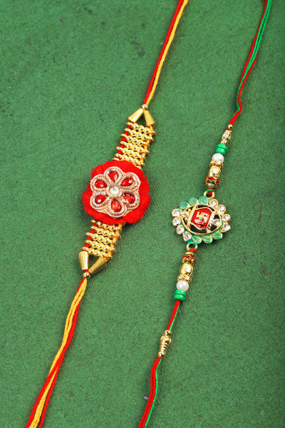 传统印度手链称Rakhi，兄弟姐妹的手腕在Rakshabandhan场合