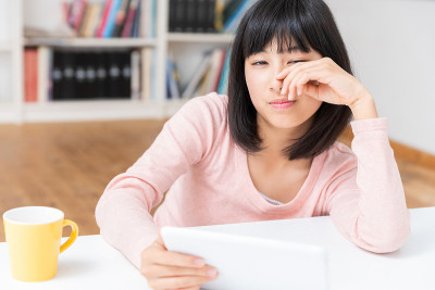 女孩看了平板电脑，累了