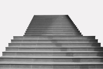 抽象图像:在灰色背景上孤立的混凝土楼梯的正面视图建筑。