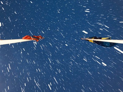 旗子在夜空下大雪