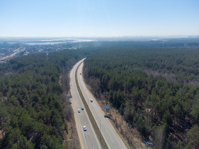 高速公路路段两侧有森林，鸟瞰