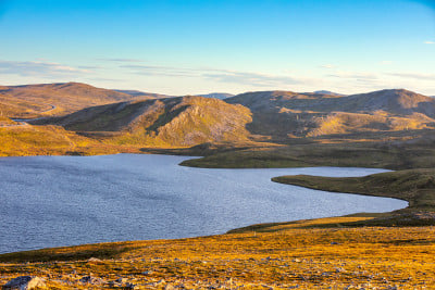美丽的日落湖。挪威野生自然。Nordkapp Mageroya岛。