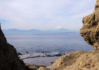 有太平洋、岩石和富士山的景观。