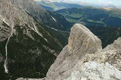 Oberbachernspitze -意大利白云石山谷的全景。山坡上有一座巨大的山