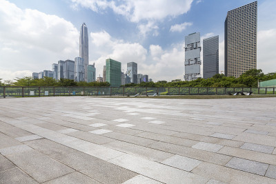 全景天际线和现代商业办公建筑与空的道路，空的混凝土广场地板