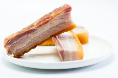 用油煎的厚腌肉条